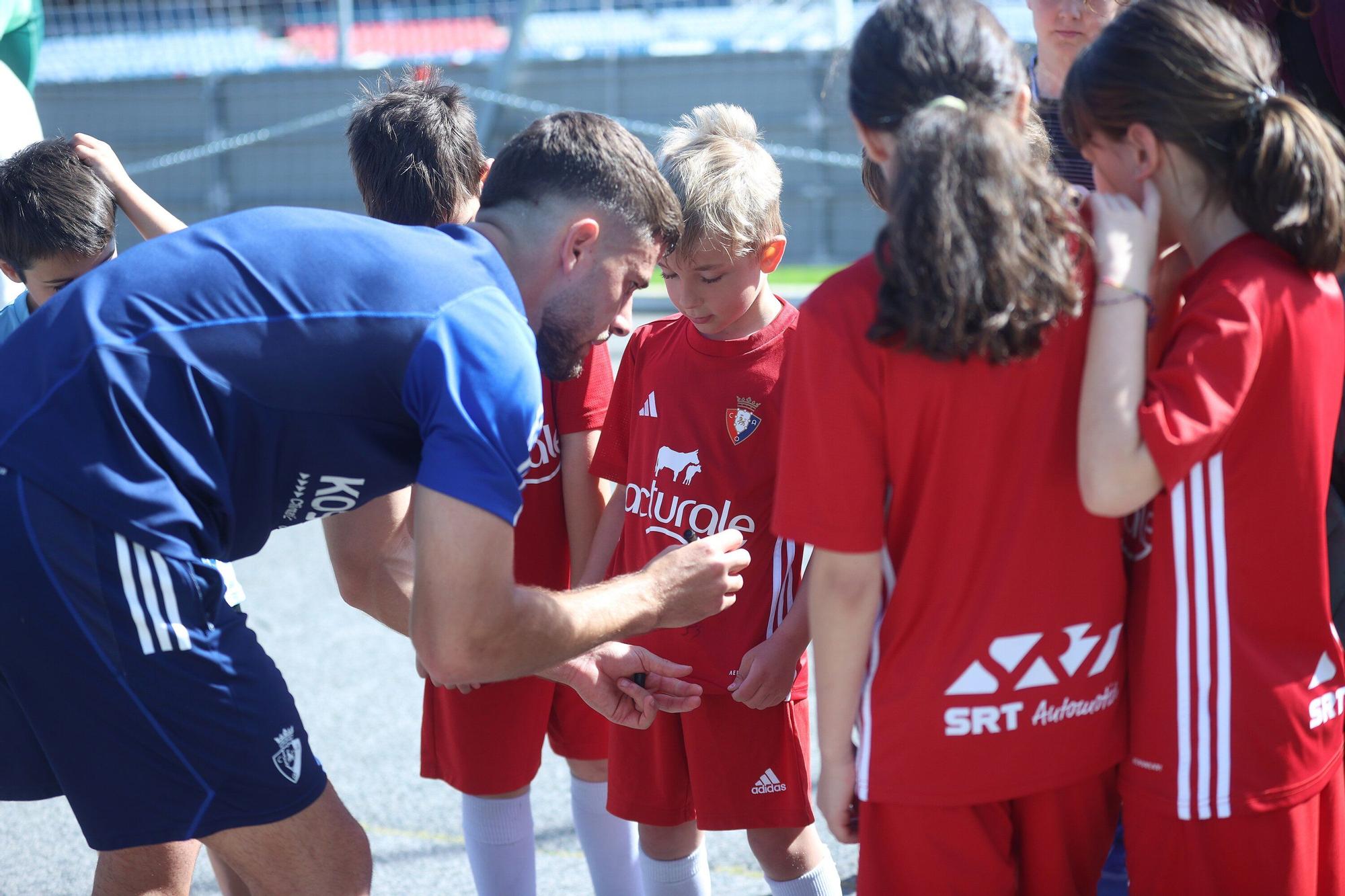 Osasuna se prepara para el Valencia: radiantes sonrisas en una calurosa mañana en Tajonar