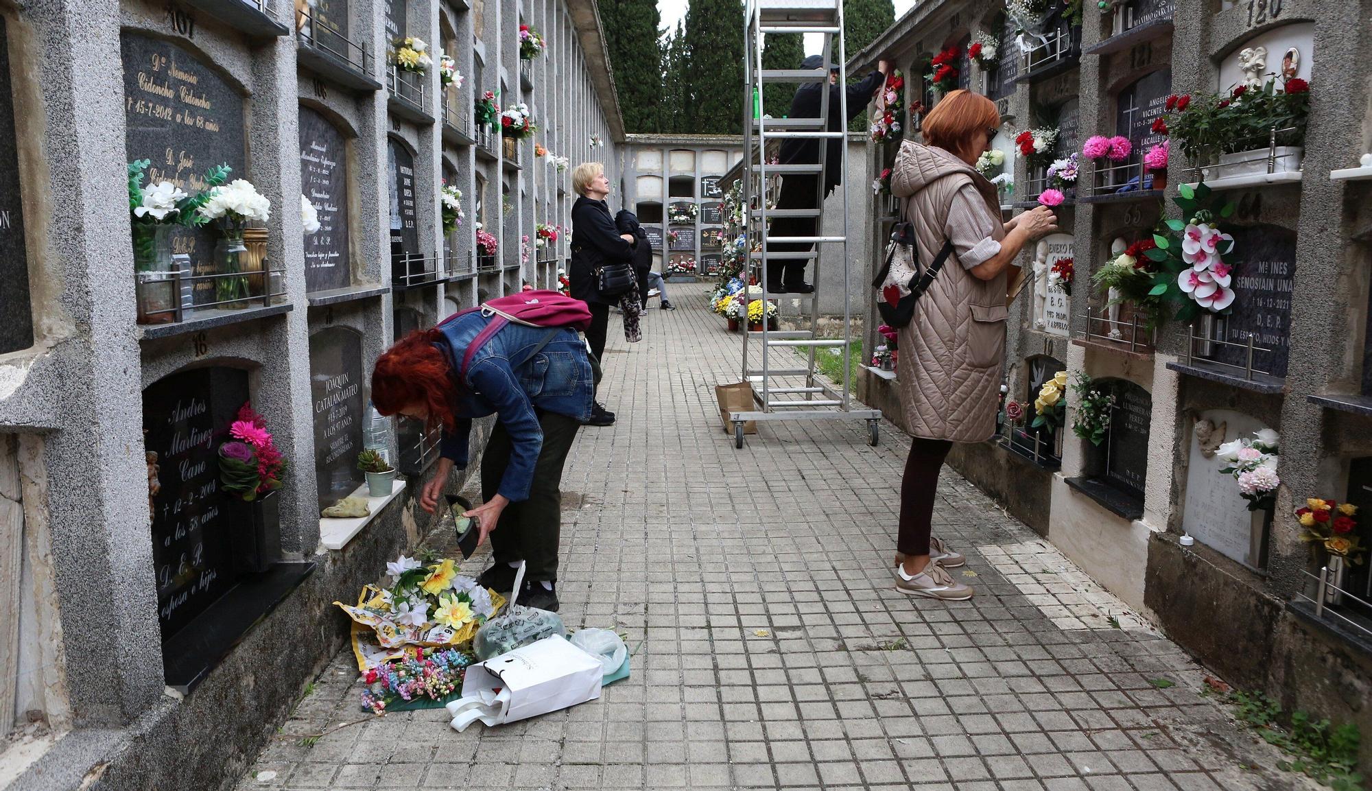 Miles de ciudadanos visitan a sus allegados en los cementerios de Navarra