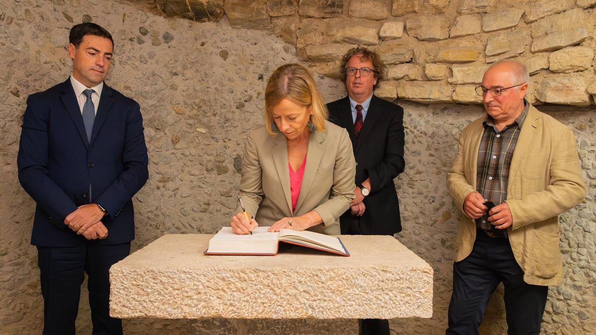 La diputada general de Gipuzkoa, Eider Mendoza, firma en el Libro de Honor de la Cámara en la antigua iglesia románica de San Salvador, que se encuentra bajo el actual templo del siglo XVI