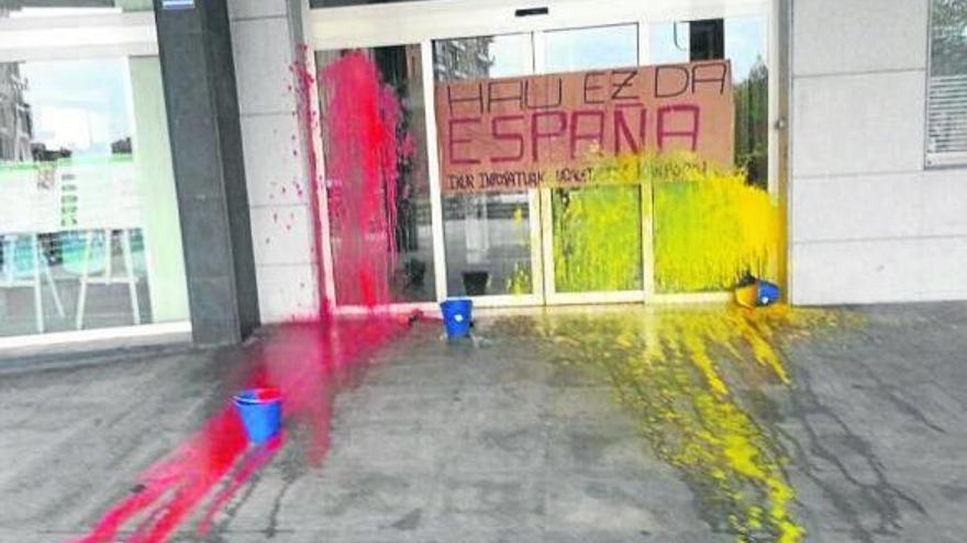 Pintura roja y amarilla contra el ayuntamiento de Basauri