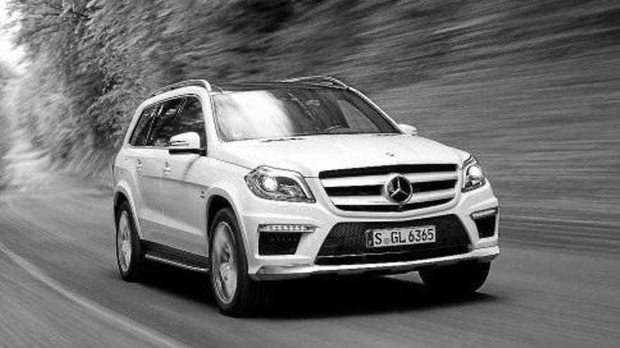 El próximo GL (i) lleva la sofisticación de la Clase S fuera de la carretera, en tanto que el CLS Shooting Brake (d) renueva los conceptos de diseño en grandes carrocerías.