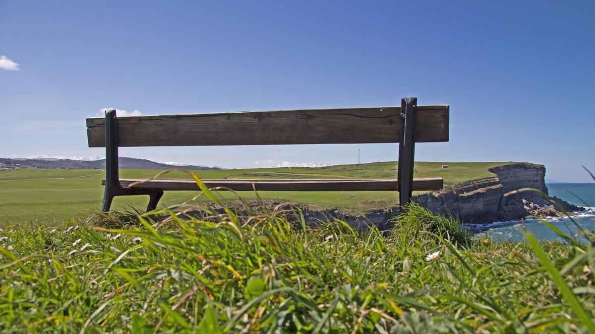 El banco que corona el mirador y se orienta hacia el oeste para disfrutar del ocaso.