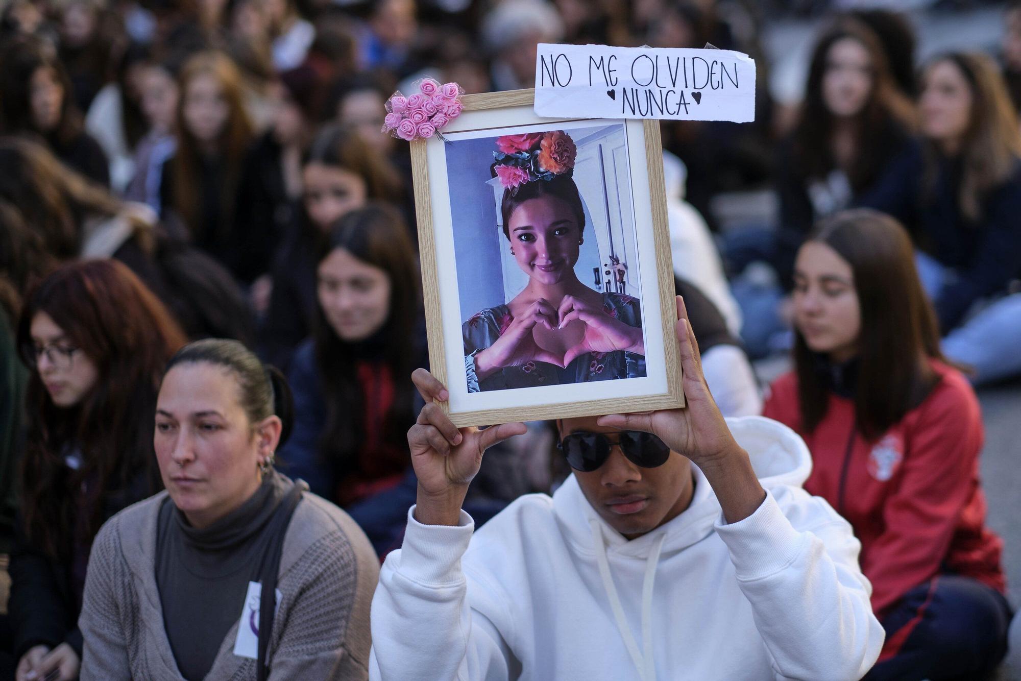 Sentada estudiantil en Pamplona en protesta por la muerte de la joven Sandra Peña