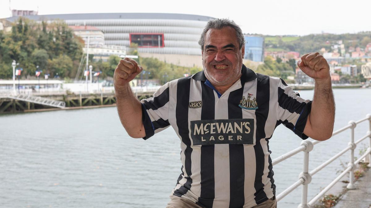 Ibon Calzada, con San Mamés de fondo, luce la camiseta del Newcastle que intercambió con un aficionado del conjunto inglés en 1994.