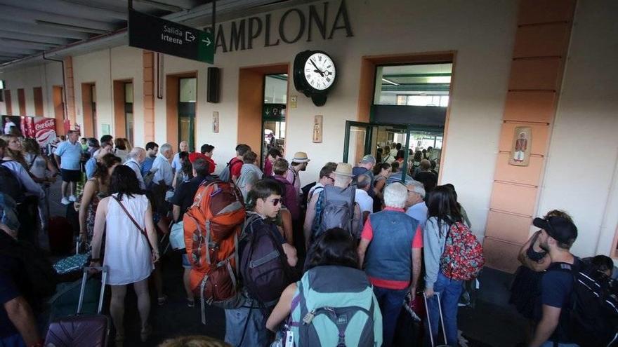 Turistas a su llegada a la ciudad para los Sanfermines.