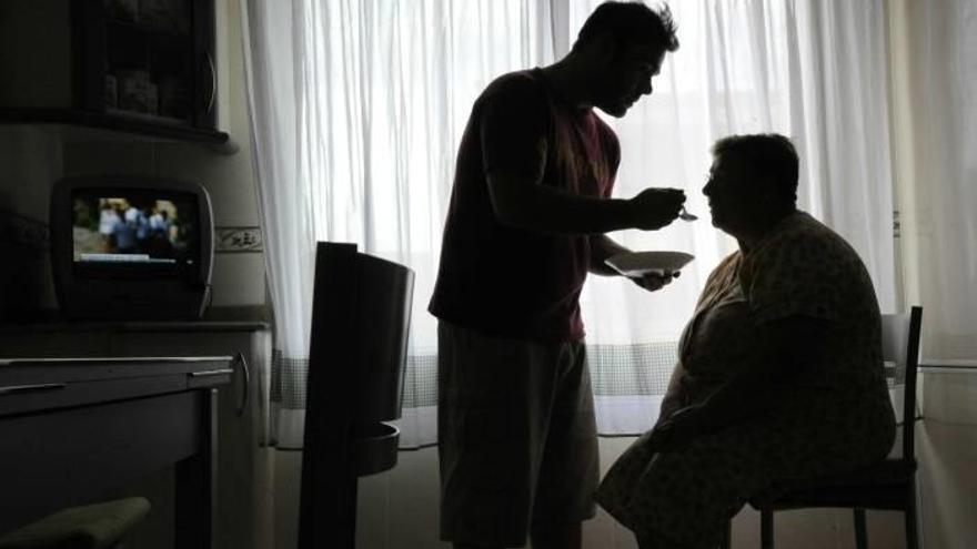 3.100 vascos han dejado su empleo para  cuidar a familiares dependientes