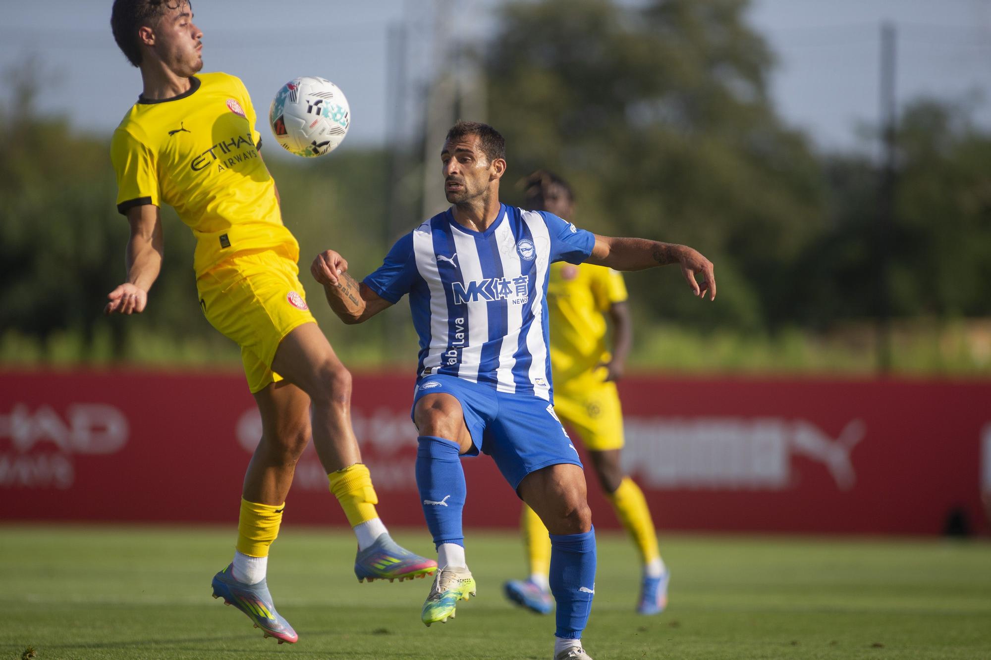 En imágenes: El Alavés, peleado con el gol ante el Girona (1-0)