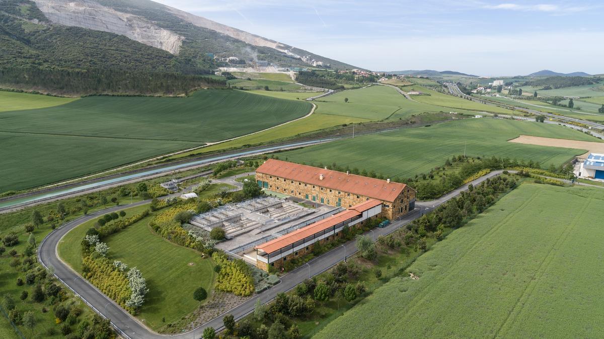 Imagen aérea de las instalaciones de la Estación de Tratamiento de Tiebas, que almacena el agua de Itoiz.