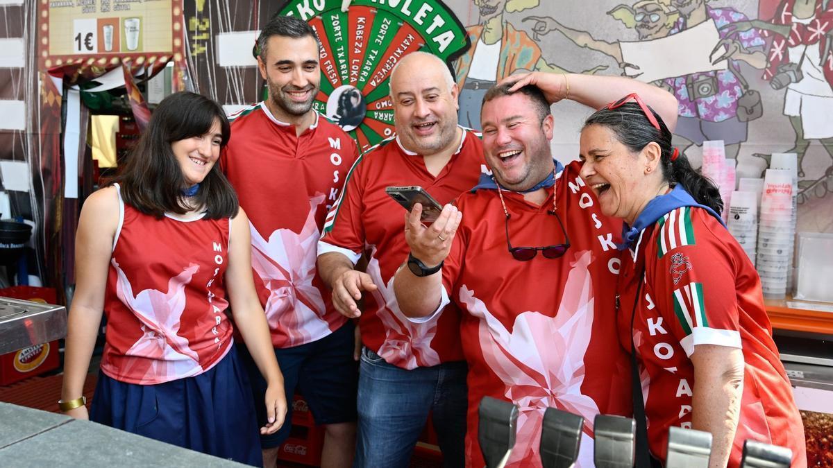 Miembros de Moskotarrak divirtiéndose con algunos de los chistes enviados en Aste Nagusia 2024