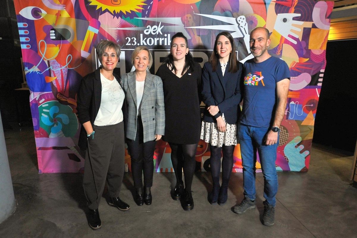 Lurdes Etxezarreta, la diputada foral Ainara Basurko, Ane Elordi, Eider Inunciaga, concejala de Bilbao,  y Xabi Gartzia, de AEK.