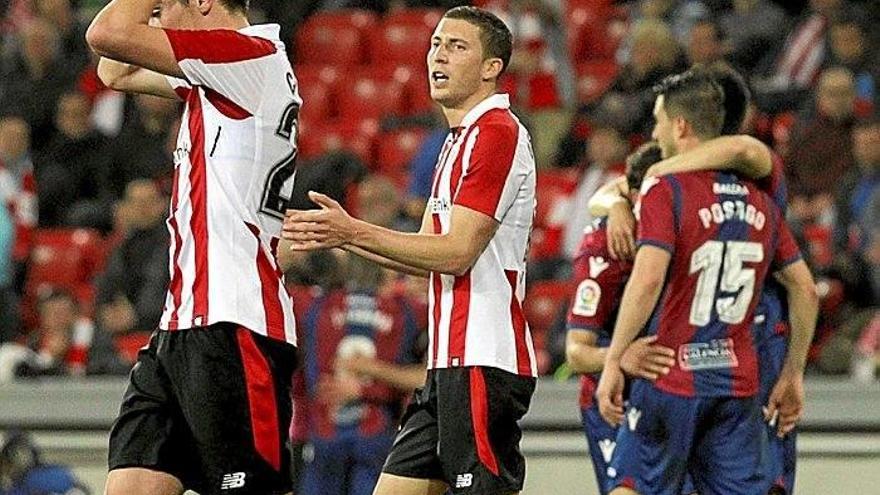 De Marcos anima a sus compañeros, mientras Córdoba se lleva las manos a la cabeza y los jugadores del Levante celebran un gol.