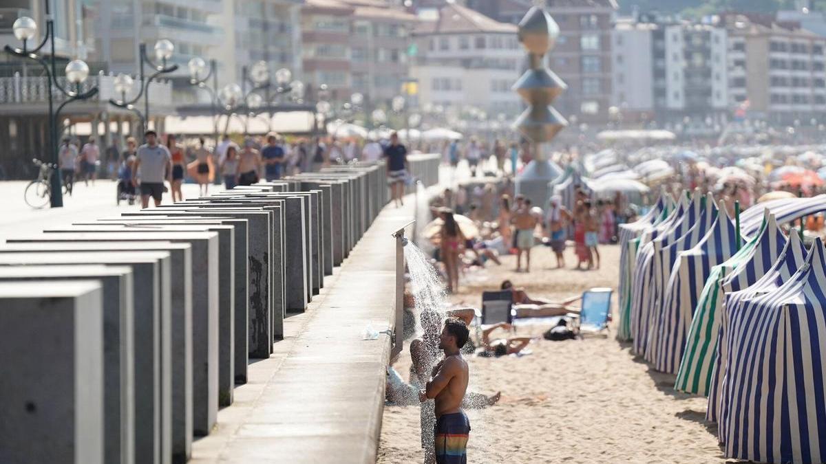 Los bañistas se refrescan en la playa de Zarautz en esta ola de calor.