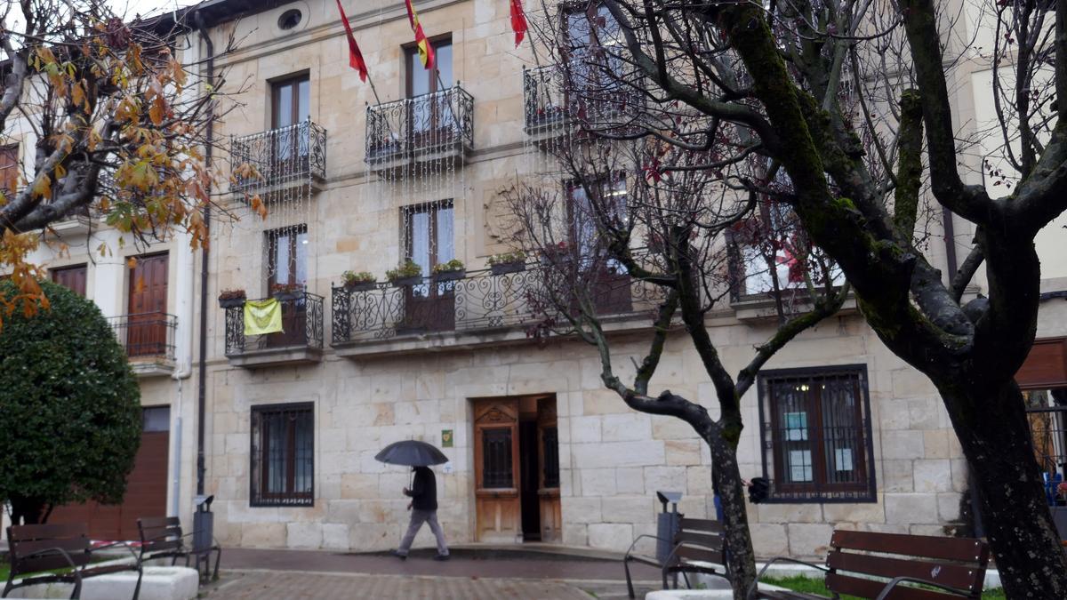 Fachada principal del Ayuntamiento de Altsasu, edificio protegido en grado 2.