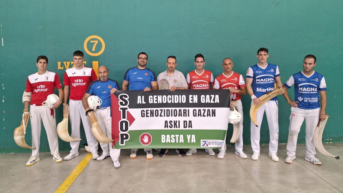 En Villava, los remontistas posaron con los jugadores de cesta punta que disputaron otro encuentro y denunciaron el genocio en Gaza. De i a d, Iñaki, Ekiza, Alonso, Aguas, Garrido (juez), Ion, Zeberio II, Otano y Otxandorena.