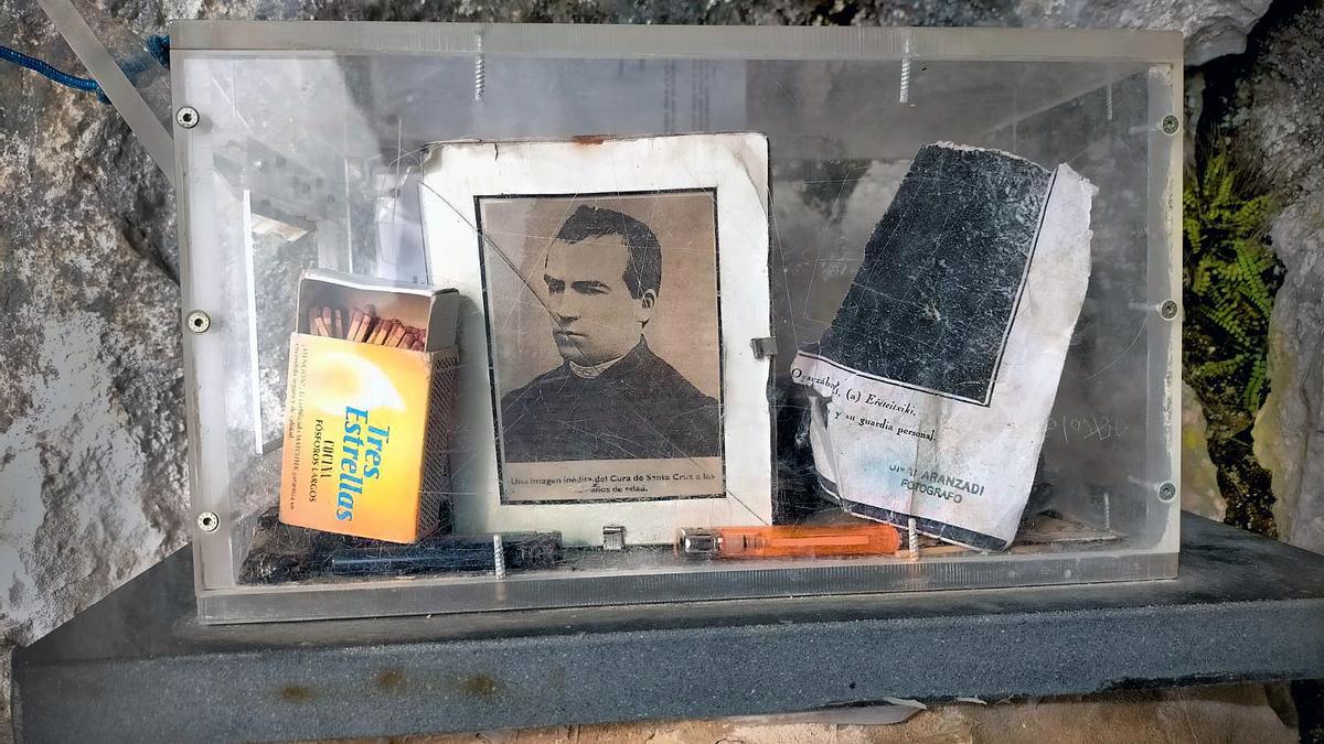 Imagen del cura Santa Cruz en la caja de metacrilato presente en la escondida cueva.