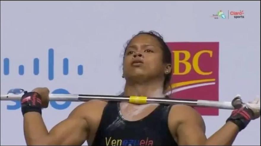 Dramático desmayo de una levantadora de pesas venezolana