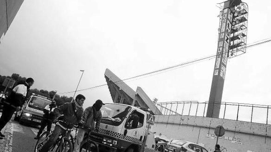 Cae parte de la estructura de una torre de focos del Rico Pérez