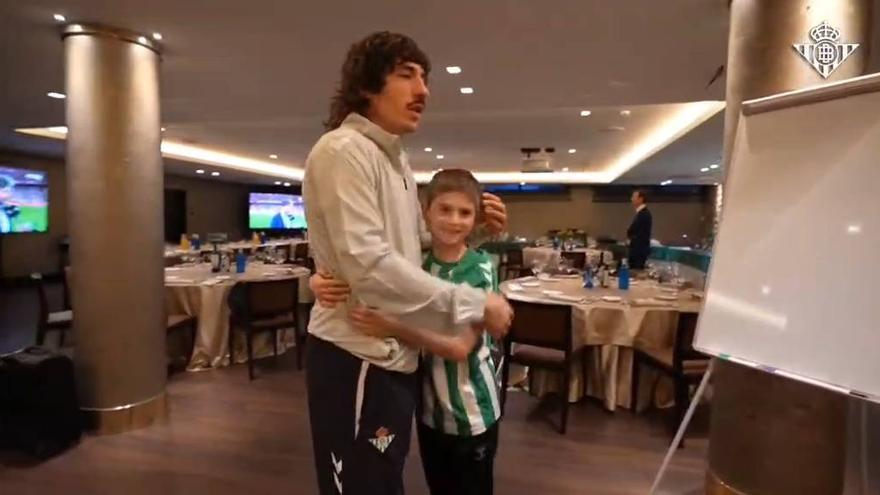 El sueño cumplido de Gabriel, el bético pamplonés de 9 años, para honrar la memoria de su padre