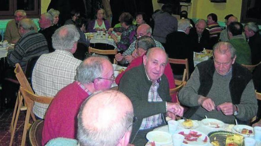 Los jubilados y jubiladas de Bargota participaron en una merienda el Jueves de Lardero.