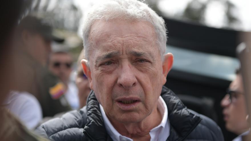 El expresidente colombiano Álvaro Uribe es citado a indagatoria por dos masacres de paramilitares