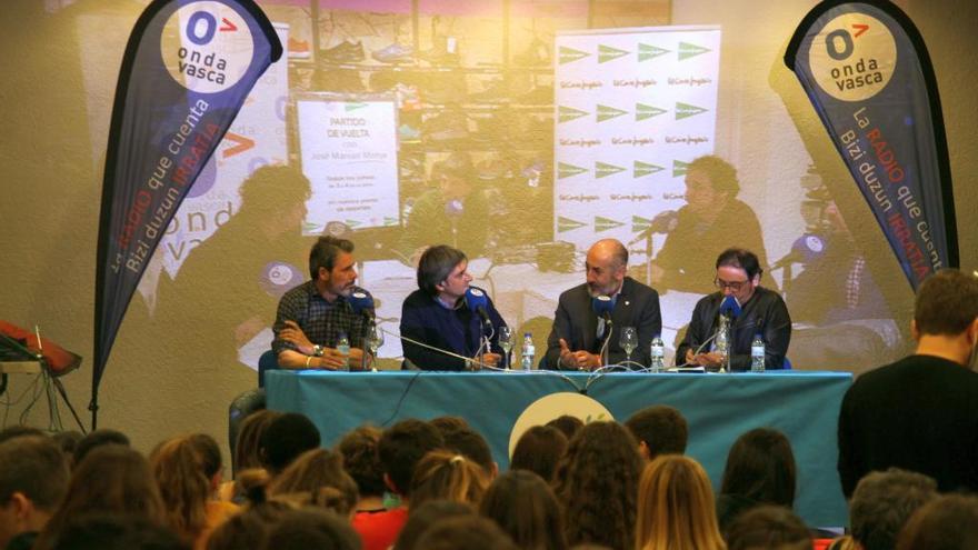 Rafa Alkorta, José Manuel Monje, Aitor Elizegi y Ángel Plaza, en el colegio Berriotxoa