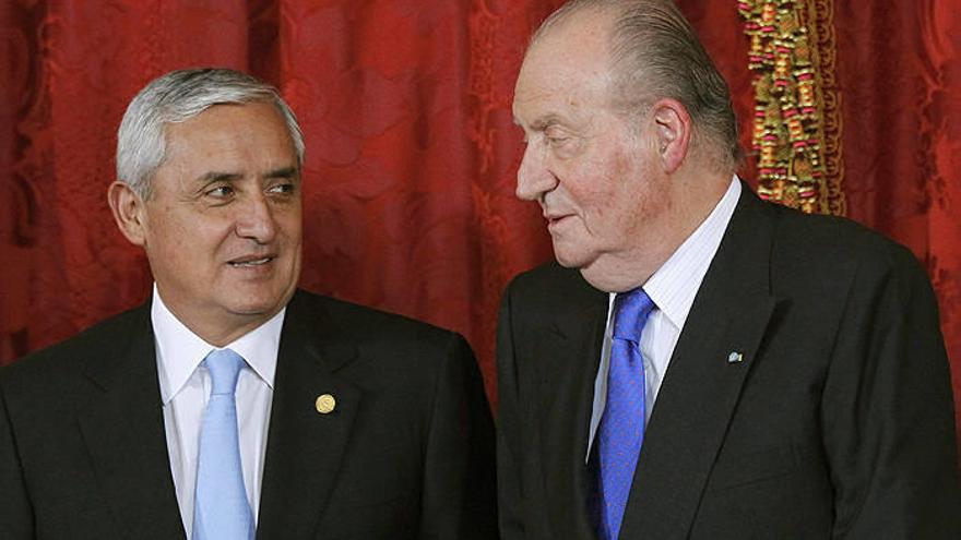 El Rey Juan Carlos conversa con el presidente de Guatemala, Otto Pérez Molina (i).