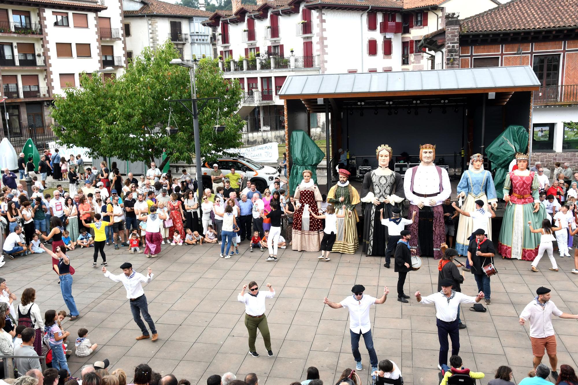 Elizondo celebra su día grande con bailes de gigantes y mutildantzak