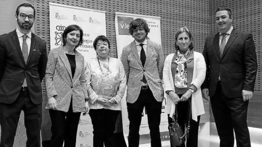 Ponentes, representantes del Gobierno y organizadores, en la inauguración.