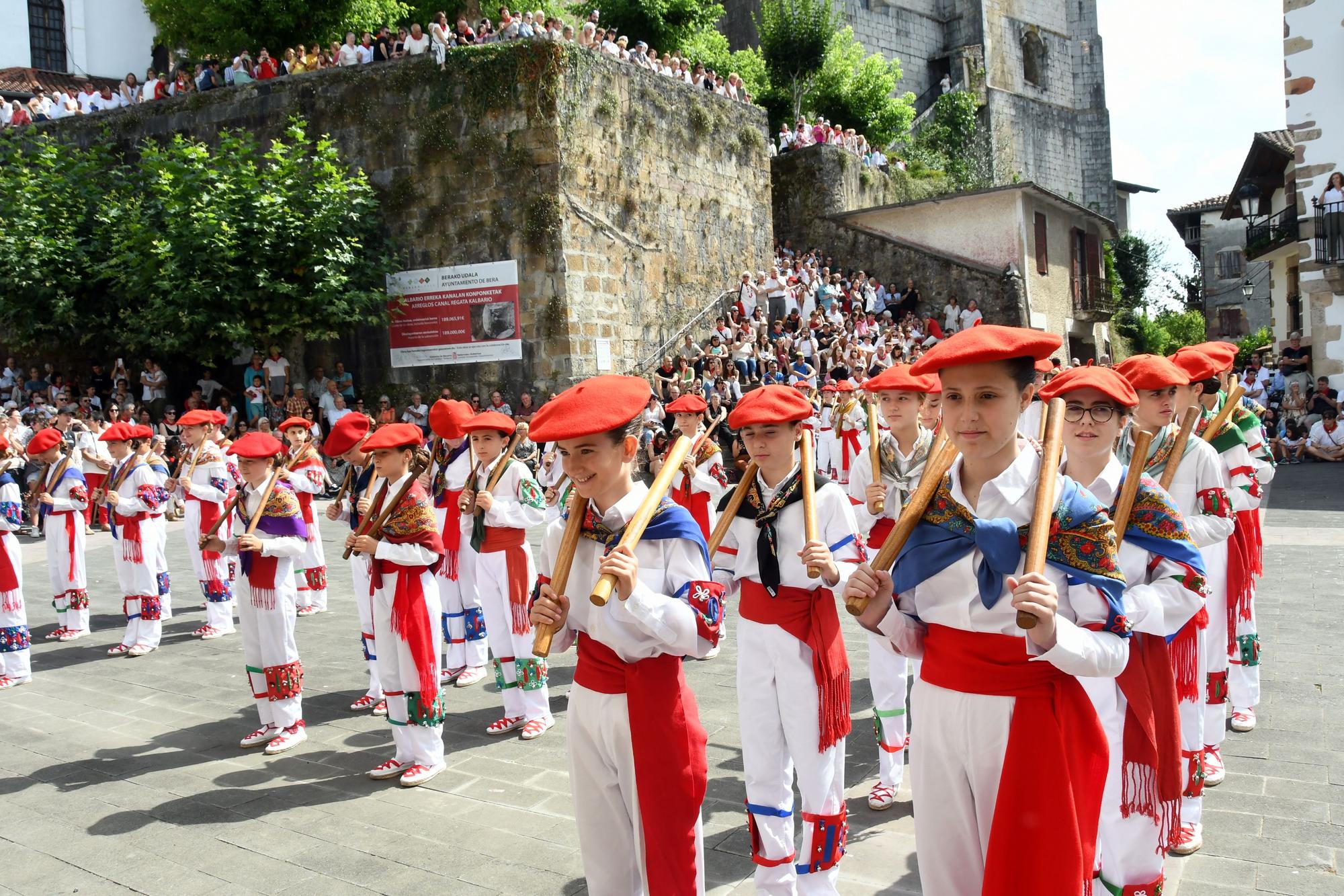 Bera celebra su día grande a ritmo de dantzas