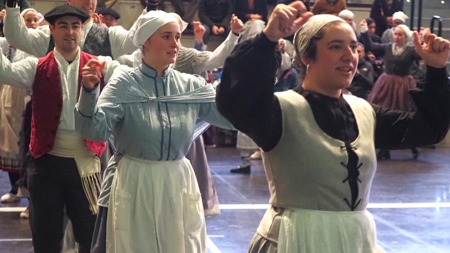 Feria de Año Nuevo bajo el paraguas en Deba