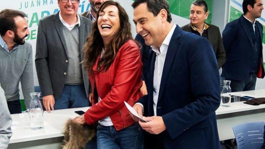 El presidente del PP Andaluz y candidato a la Presidencia de la Junta, Juanma Moreno (d) y la secretaria general del partido en Andalucía, María Dolores López.