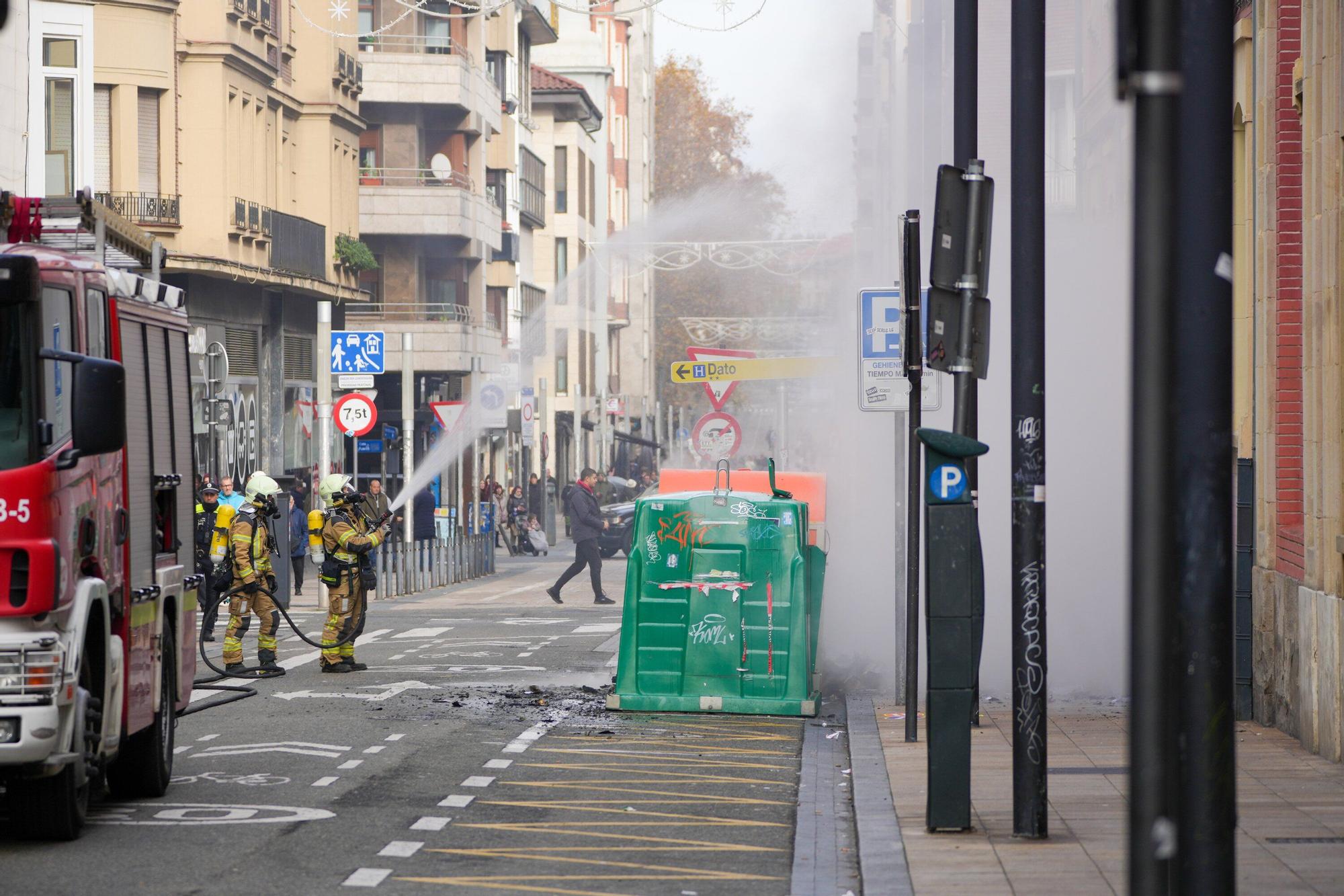 En imágenes: Arde un contenedor en Fueros a plena luz del día