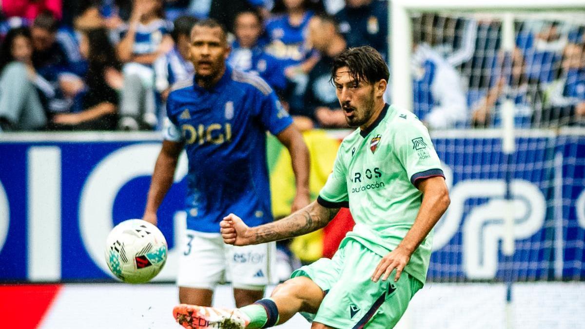 Unai Vencedor intenta un pase en la visita del Levante al Oviedo (0-2) en LaLiga.