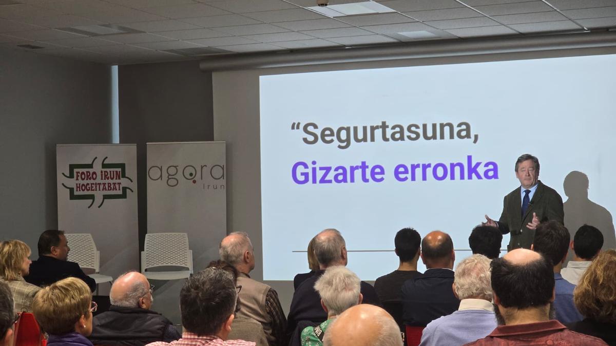 Bingen Zupiria, Consejero de Seguridad del Gobierno Vasco, en la charla de esta tarde en Irun / Foro Irun Hogeitabat
