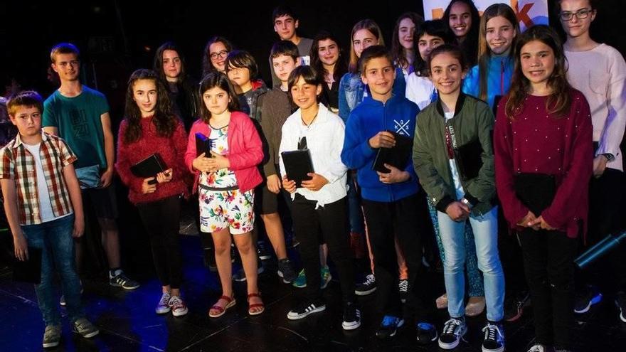 Foto de familia de los premiados en el certamen María Markotegi.