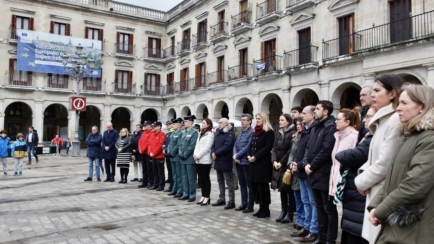 En imágenes: El Ayuntamiento de Vitoria guarda silencio por los guardias civiles asesinados en Barbate
