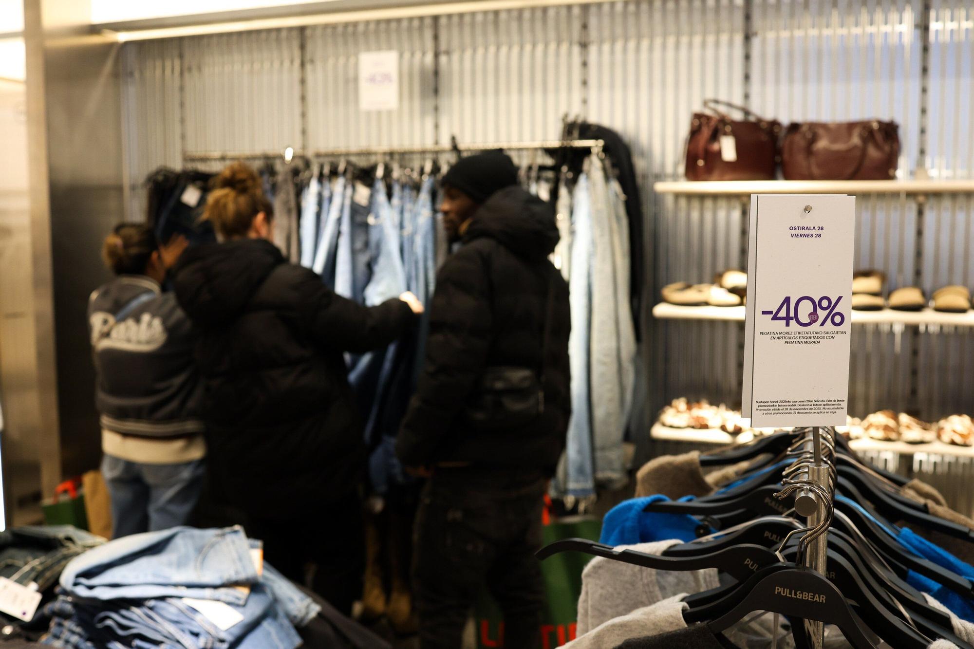 En imágenes: Los bilbainos se echan a la calle por el Black Friday