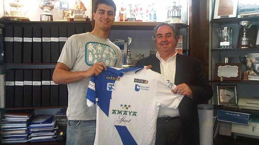 Iñaki Peciña, con el presidente del San Antonio, Doroteo Vicente.