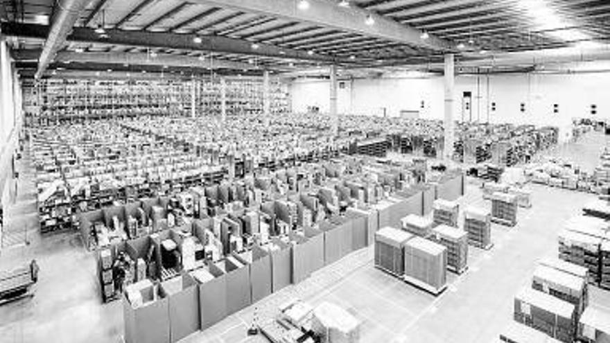 Vista general del almacén y centro logístico de Amazon.