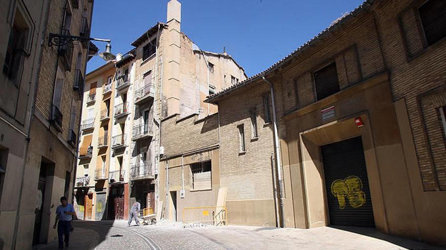 De frente, junto a la guardería Nuestra Señora de los Ángeles (dcha) la fachada de Descalzos 24, que se derribará para hacer 6 pisos.