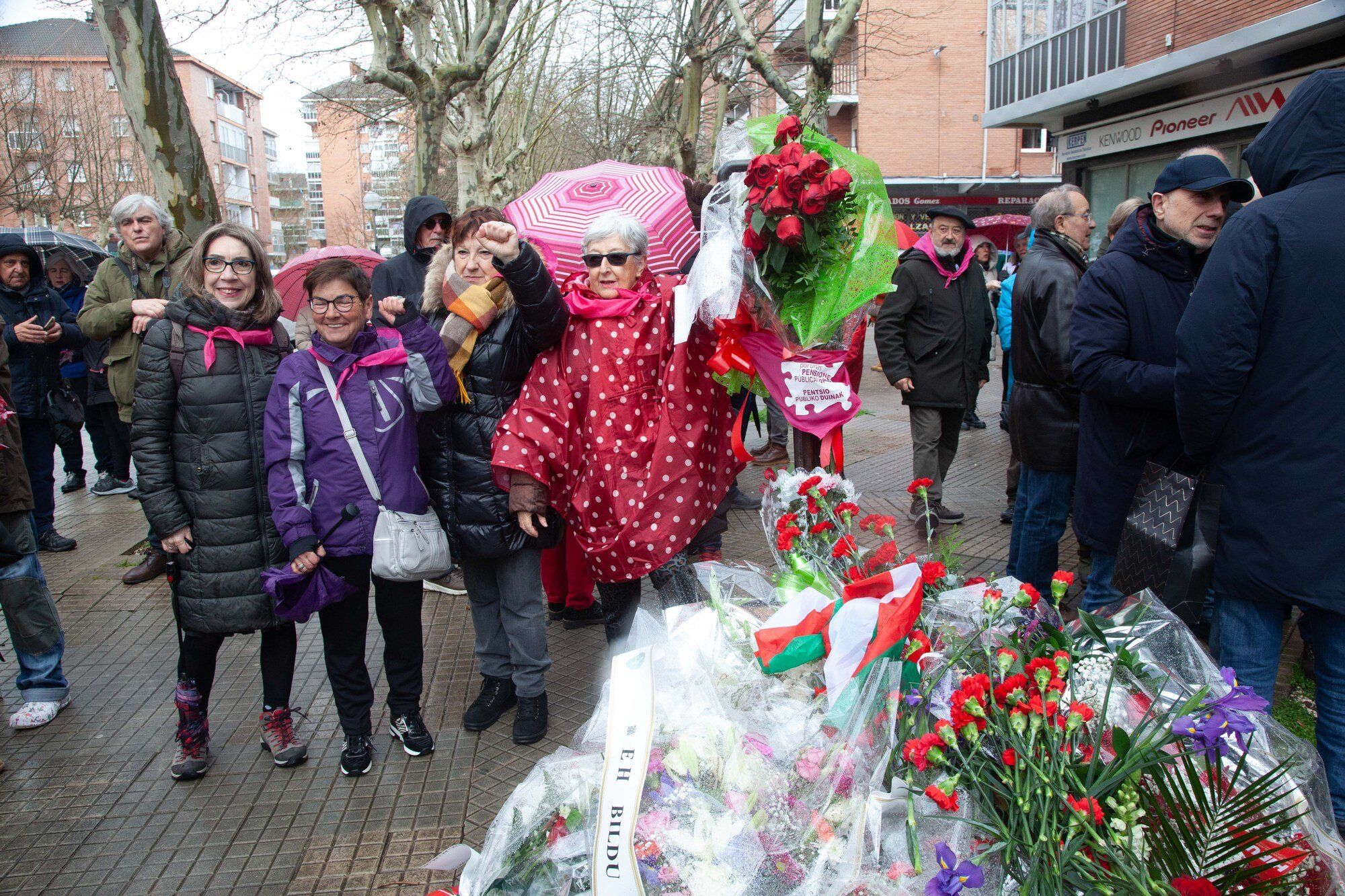 En imágenes: Homenaje en el monolito antes de la manifestación del 3 de Marzo en Vitoria