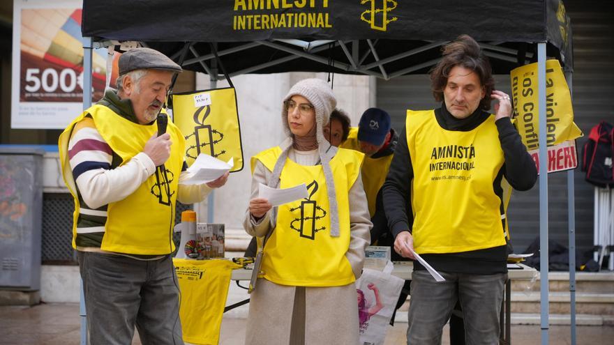 En imágenes: Concentración sobre la pena de muerte en la plaza de correos en Vitoria