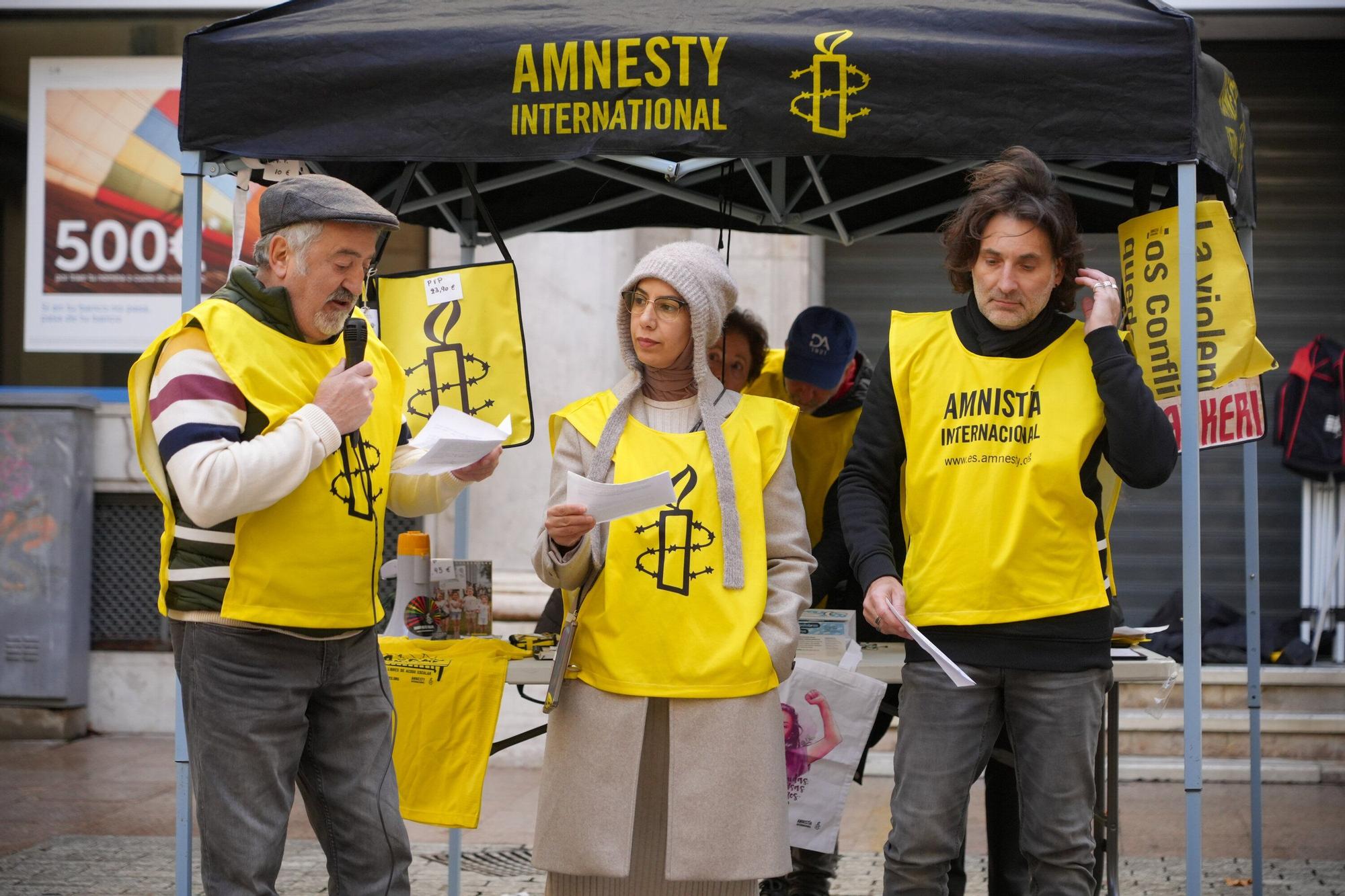 En imágenes: Concentración sobre la pena de muerte en la plaza de correos en Vitoria