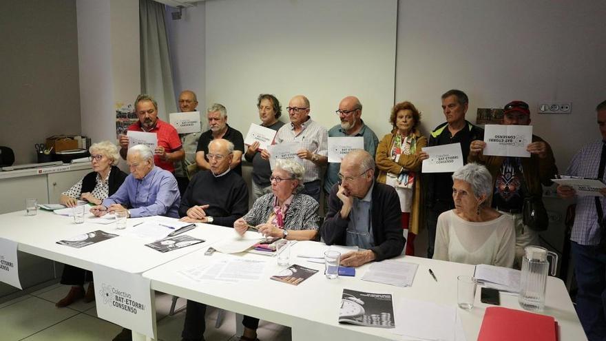 Miembros de la asociación Bat Etorri, en septiembre, durante la presentación de la plataforma.