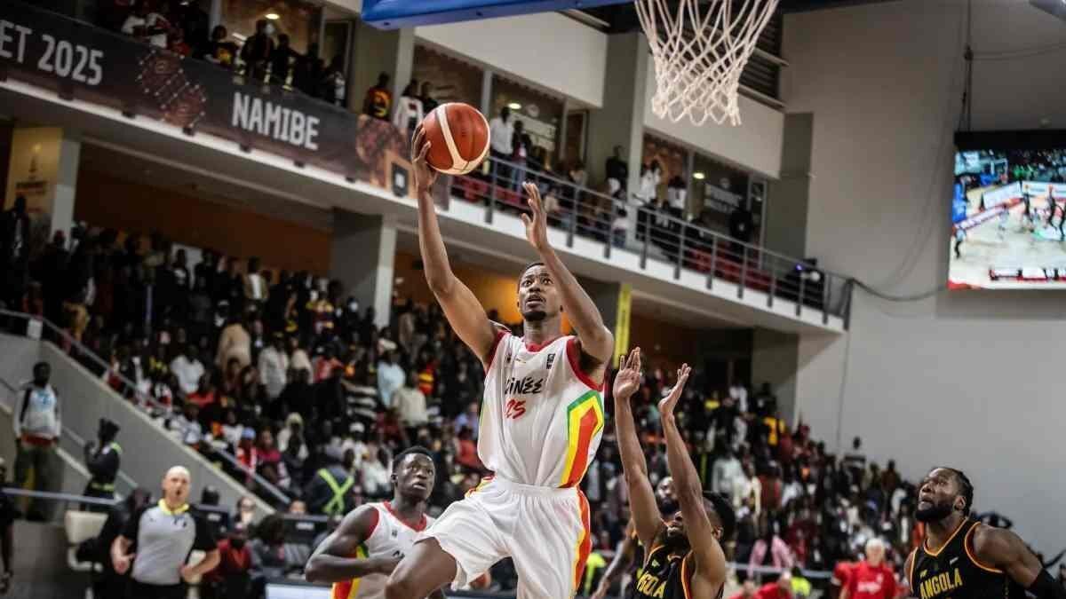 Diakite se dispone a dejar una bandeja en el Afrobasket