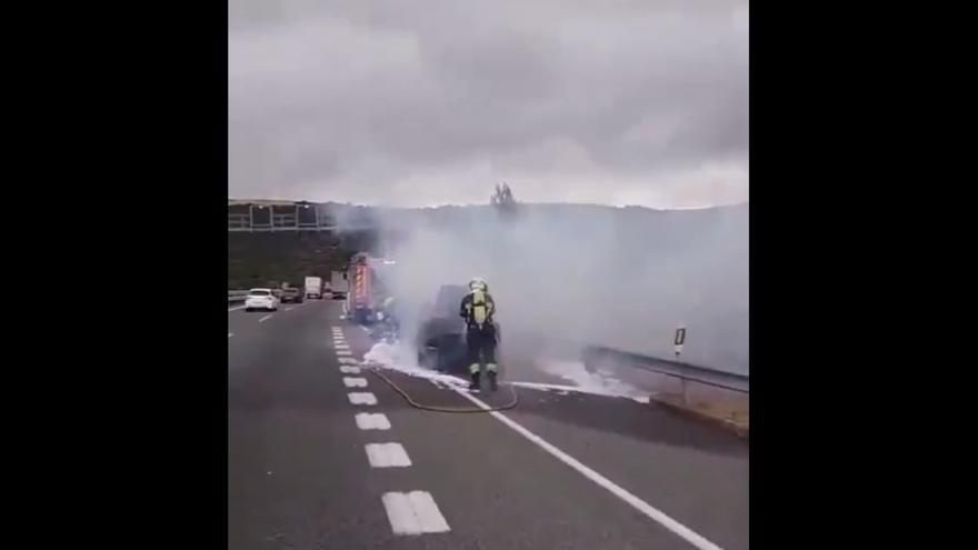 Se incendia un vehículo en la A-12 en Uterga