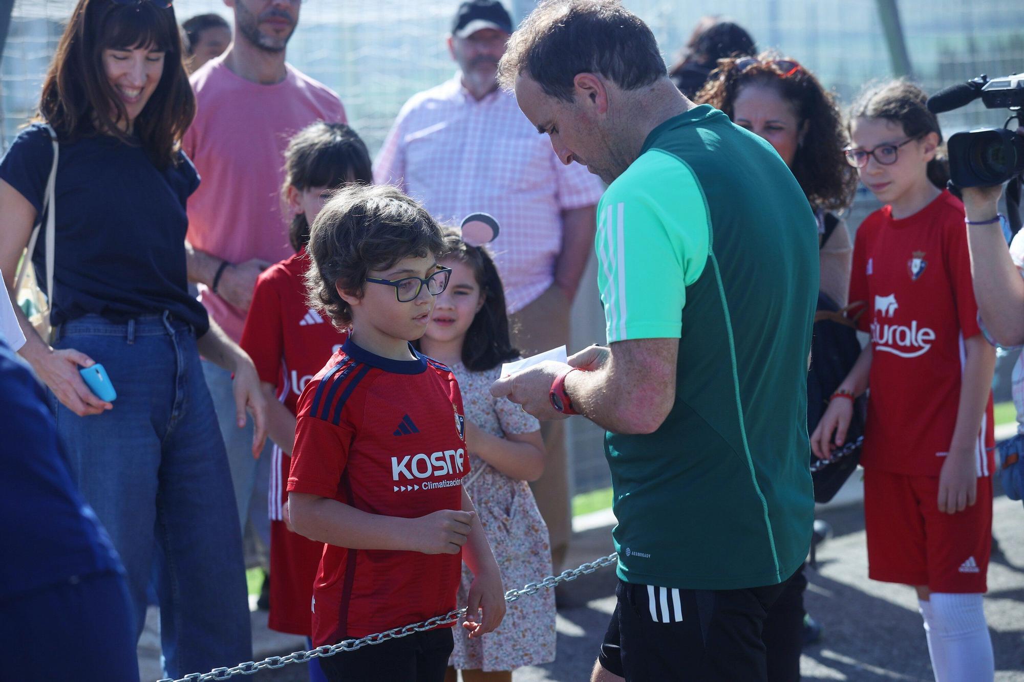 Osasuna se prepara para el Valencia: radiantes sonrisas en una calurosa mañana en Tajonar