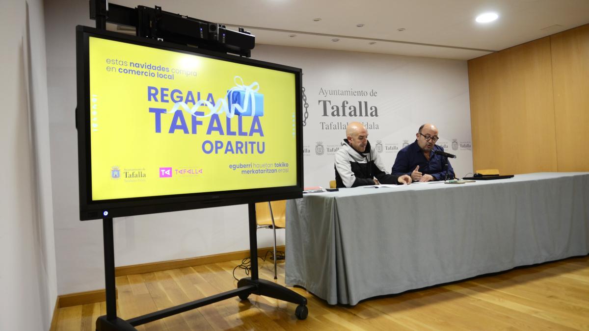 Ion Kepa Soltxaga, técnico de Turismo y Comercio, y Karlos Montoya, concejal, presentaron la campaña.