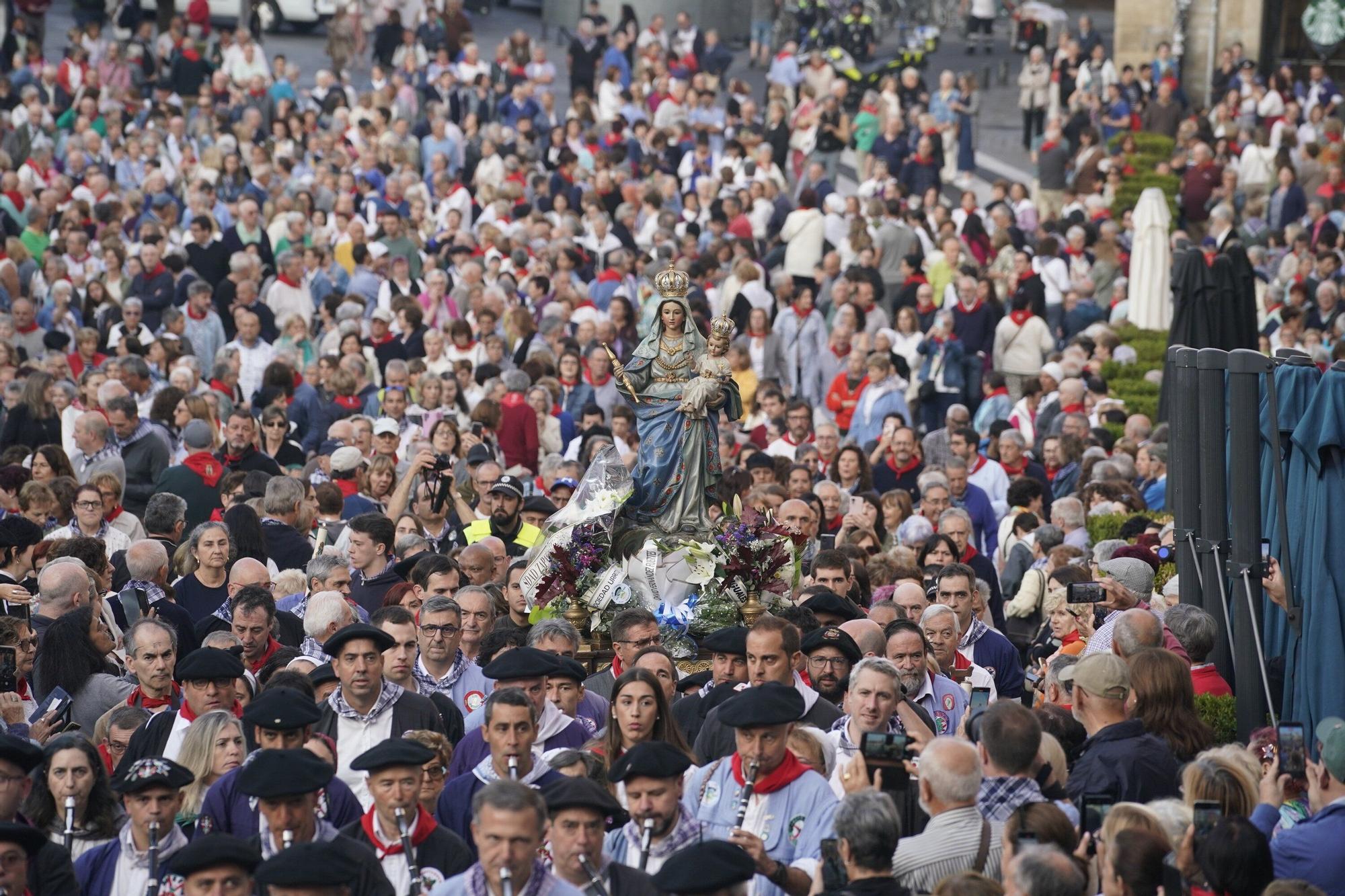 En imágenes: Miles de vitorianos acompañan a la Virgen Blanca en el Rosario de la Aurora