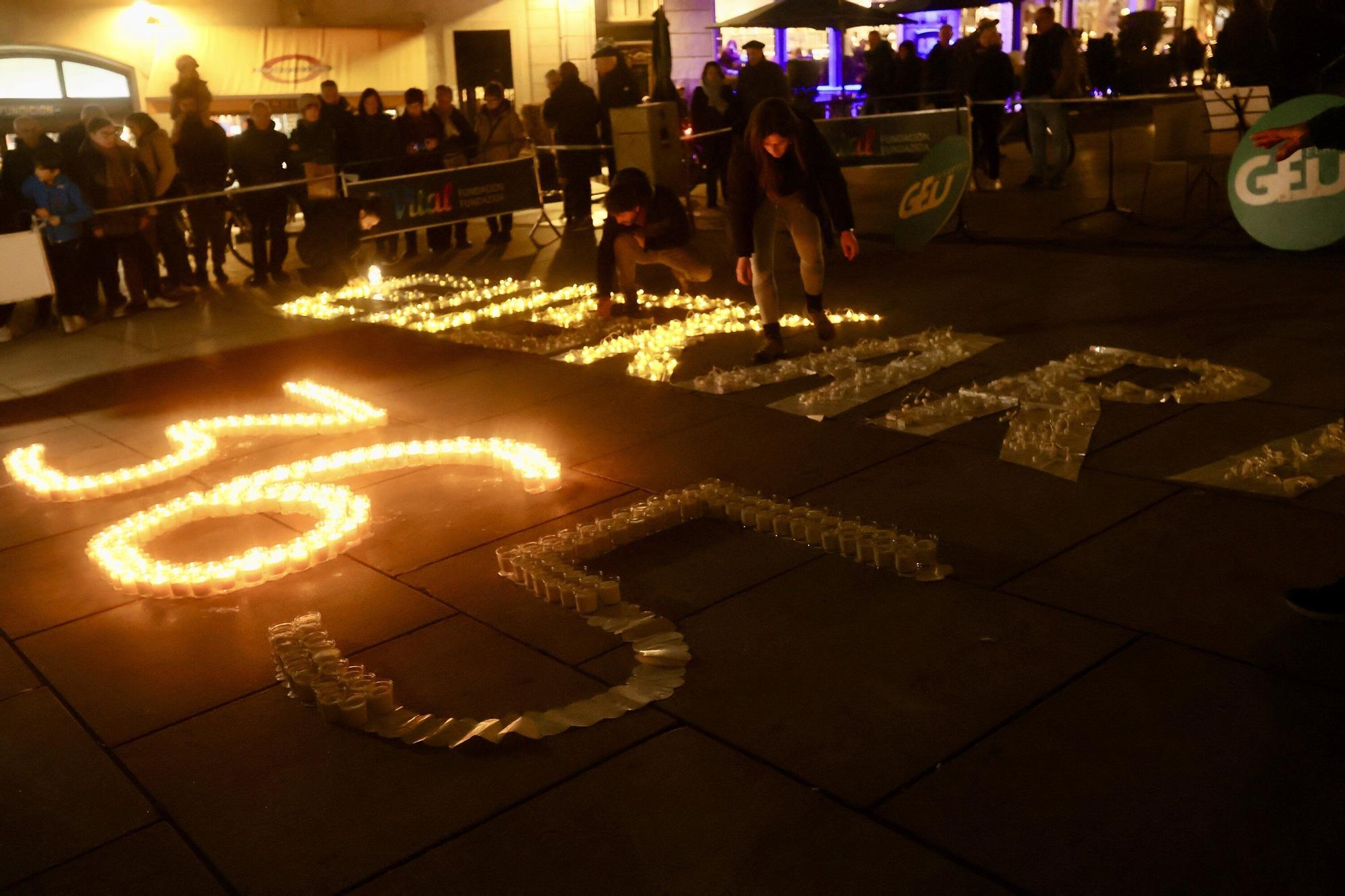 En imágenes: Encendido de 365 velas en la plaza de la Virgen Blanca para reivindicar el euskera